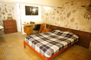 a bedroom with a bed and a desk in it at Alquilo Monoambiente por día in Cuesta Blanca