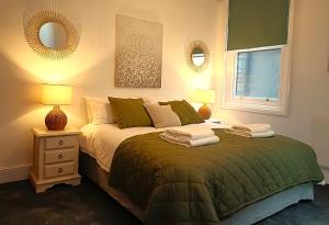 Postel nebo postele na pokoji v ubytování Whitchurch High Street Hideaway