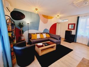 Ruang duduk di Gîte indépendant avec jardin privé, Wi-Fi et climatisation à proximité de Lille - FR-1-510-230