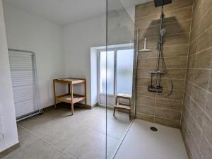 Ένα μπάνιο στο Grand Gîte en Berry avec Jardin, Jeux et Parking - FR-1-591-714