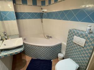 Koupelna v ubytování Appartement élégant 3 chambres au cœur de Samoëns - FR-1-629-143