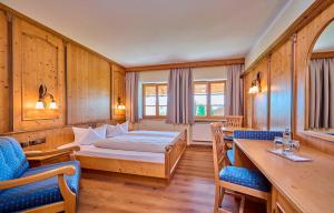 Postel nebo postele na pokoji v ubytování Hotel Happinger Hof