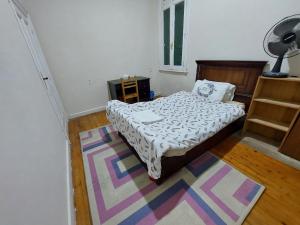 سرير أو أسرّة في غرفة في AL- Mazareta a private Bedroom For Men only غرفة خاصة للرجال فقط 仅限男士 女士不允许