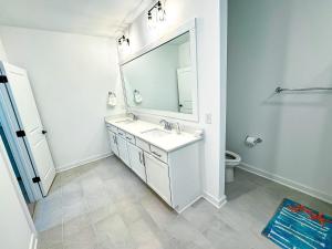 Koupelna v ubytování Sleeps 32, Arcade & Game Room, Pool, Golf Cart to Beach