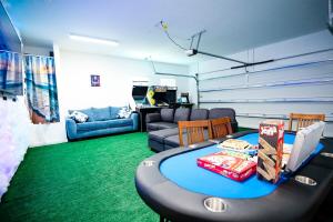 Posezení v ubytování Sleeps 32, Arcade & Game Room, Pool, Golf Cart to Beach