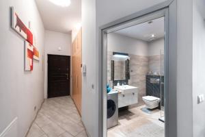 La salle de bains est pourvue de toilettes et d'un lavabo. dans l'établissement Abra 2 Apartments, à Cracovie