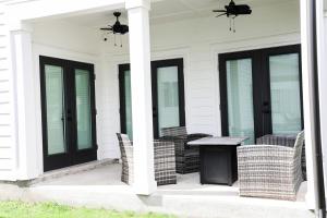 Posezení v ubytování Sleeps 32, Arcade & Game Room, Pool, Golf Cart to Beach