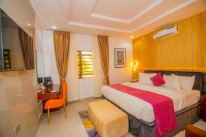 Postel nebo postele na pokoji v ubytování Purple Lavender Hotel Lekki