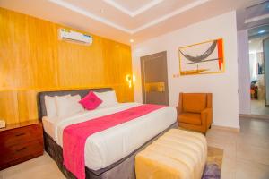 Postel nebo postele na pokoji v ubytování Purple Lavender Hotel Lekki