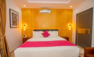 Postel nebo postele na pokoji v ubytování Purple Lavender Hotel Lekki