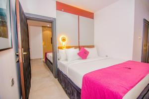 Postel nebo postele na pokoji v ubytování Purple Lavender Hotel Lekki