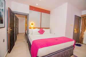 Postel nebo postele na pokoji v ubytování Purple Lavender Hotel Lekki