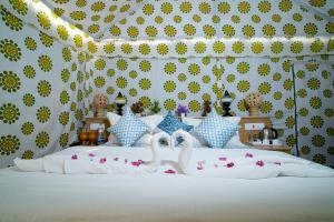 Royal Adventure Jaisalmer Resort客房内的一张或多张床位