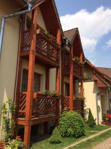 une maison dotée d'un balcon en bois et de fleurs. dans l'établissement Villa Elena, à Smižany