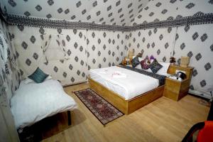 Royal Adventure Jaisalmer Resort客房内的一张或多张床位