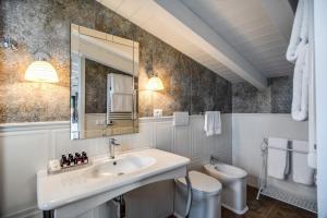 A bathroom at Vigna Caio Relais & Spa