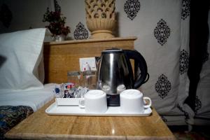 Příslušenství pro přípravu čaje a kávy v ubytování Royal Adventure Jaisalmer Resort