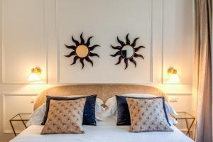 A bed or beds in a room at Vigna Caio Relais & Spa