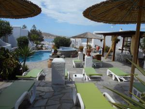 Bazén v ubytování La Veranda of Mykonos Traditional Guesthouse nebo v jeho okolí