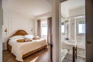 A bed or beds in a room at Vigna Caio Relais & Spa