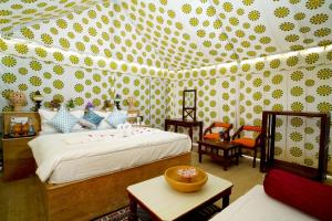 Royal Adventure Jaisalmer Resort客房内的一张或多张床位