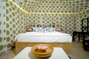 Royal Adventure Jaisalmer Resort客房内的一张或多张床位