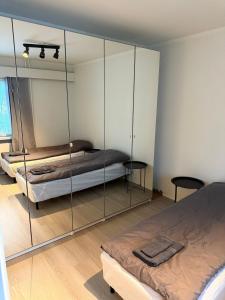 una camera da letto con due letti e una parete di vetro di La Casa De Kotka a Kotka