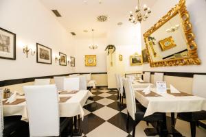 Ein Restaurant oder anderes Speiselokal in der Unterkunft Salvator Hotel 