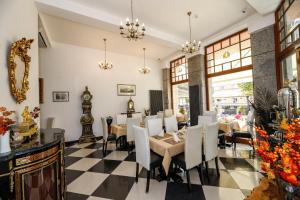 Ein Restaurant oder anderes Speiselokal in der Unterkunft Salvator Hotel 
