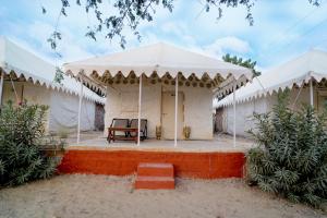 Royal Adventure Jaisalmer Resort的庭院或其他户外区域