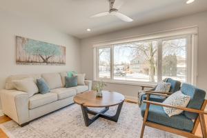 2 Mi to Northwestern Updated Home with Game Room!的休息区