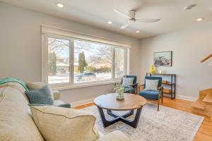 2 Mi to Northwestern Updated Home with Game Room!的休息区