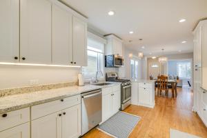 2 Mi to Northwestern Updated Home with Game Room!的厨房或小厨房