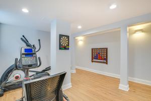 2 Mi to Northwestern Updated Home with Game Room!的健身中心和/或健身设施