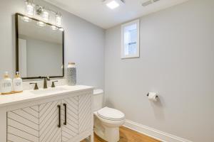 2 Mi to Northwestern Updated Home with Game Room!的一间浴室