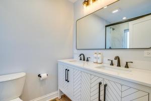 2 Mi to Northwestern Updated Home with Game Room!的一间浴室