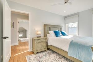 埃文斯顿2 Mi to Northwestern Updated Home with Game Room!的一间卧室，配有一张带蓝色枕头的床和一扇窗户