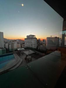 vistas al perfil urbano con mesas y una piscina en Apto Incrível no Centro do Rio, en Río de Janeiro