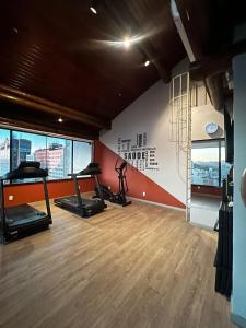 Un gimnasio con tres cintas de correr en una habitación. en Apto Incrível no Centro do Rio, en Río de Janeiro