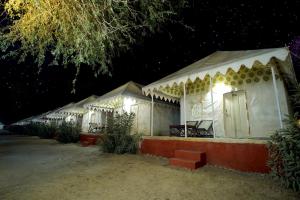 Royal Adventure Jaisalmer Resort外面的花园