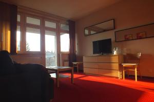 Televízia a/alebo spoločenská miestnosť v ubytovaní Motel Subaru
