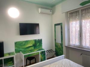 Televízia a/alebo spoločenská miestnosť v ubytovaní Rooms Of Love + 34 fotografií