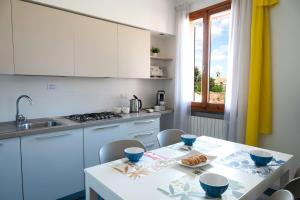 Köök või kööginurk majutusasutuses "Canal View", appartamento ampio e luminoso, con splendida vista sul canale e sul ponte romano, free parking, AC, WIFI