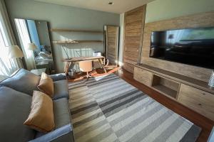 un salon avec un canapé et une télévision à écran plat dans l'établissement Finca Concepto Private Luxury At Alfa Crux, à San Carlos