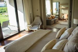 un salon avec un canapé et un salon avec vue dans l'établissement Finca Concepto Private Luxury At Alfa Crux, à San Carlos 18 autres photos