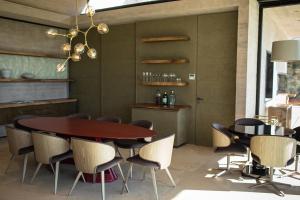 une salle à manger avec une table et des chaises en bois dans l'établissement Finca Concepto Private Luxury At Alfa Crux, à San Carlos