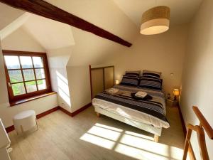 una camera da letto con un letto e una finestra di Gîte viticole tout inclus, jardin 3000m², vélos offerts, proche Saumur-Chinon-Langeais - FR-1-381-606 a Benais