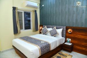 a bedroom with a bed and a window at Omicron Comforts 1BHK 2BHK Service Apartment in Bengaluru +70 photos