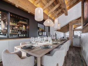 Εστιατόριο ή άλλο μέρος για φαγητό στο Chalet spacieux avec bain nordique, hammam et vue proche des pistes - FR-1-570-66