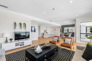 TV a/nebo společenská místnost v ubytování Heritage Penthouse in CBD